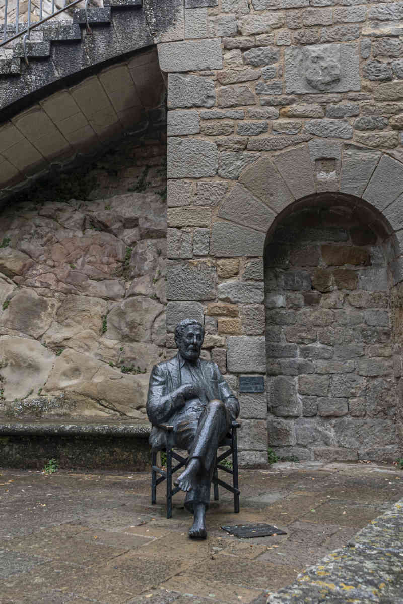 Zaragoza - Sos del Rey Católico 34 - monumento a Luis García Berlanga.jpg
